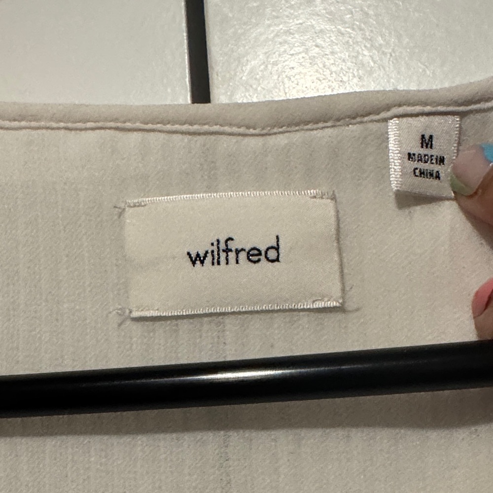 Wilfred
Daydreamer V-neck Blouse - Picture 2 of 14